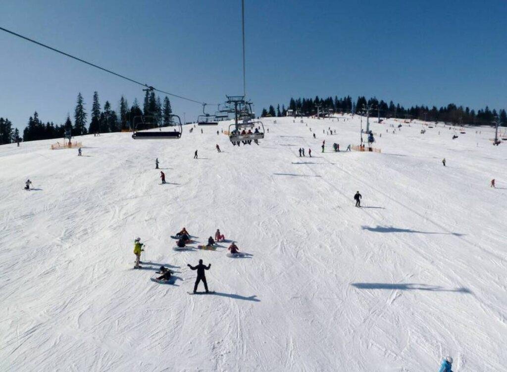 beginner skiers on easy bialka slope