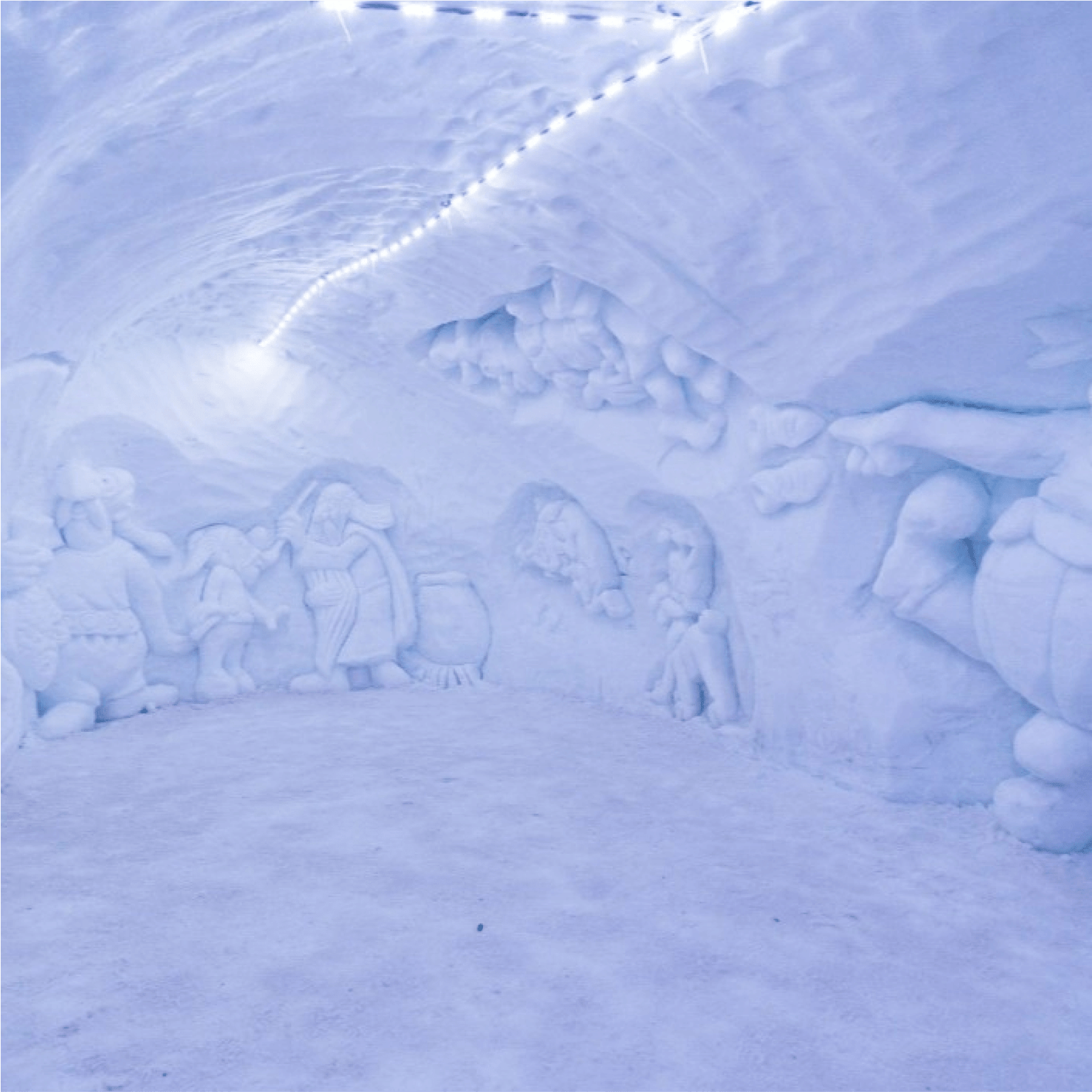 Ледяная резьба на стенах в парке ледовых аттракционов в Закопане